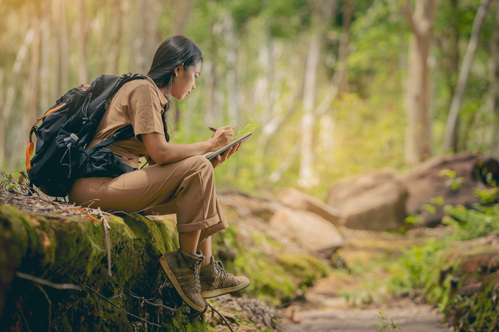 Biologist,Or,Botanist,Recording,Information,About,Small,Tropical,Plants,In